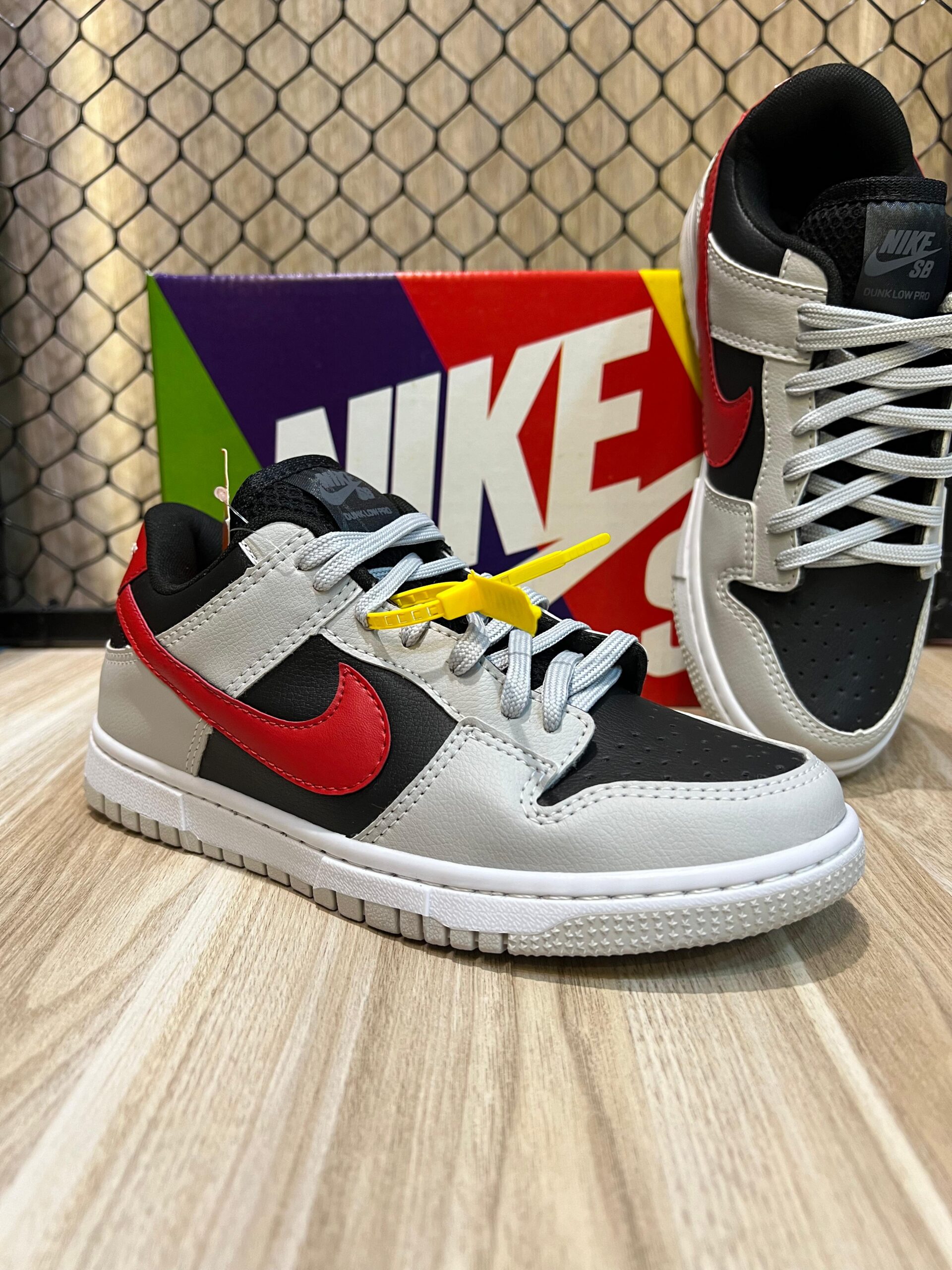 NIKE DUNK SB CINZA/VERMELHO/PRETO